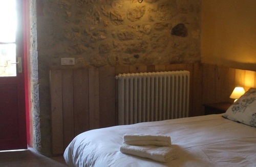 Clermont-Dessous Hôtel | Chambre d'hôtes Cèdre nichée dans un vallon, rénovation récente