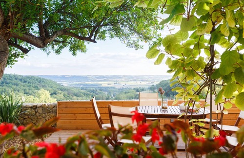 Clermont-Dessous Hôtel | Chambre d'hôtes Cèdre nichée dans un vallon, rénovation récente