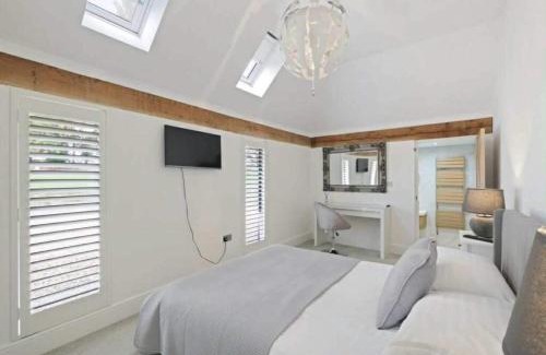 Bromsgrove Maison | Cedar Barn Getaway 3 Bed Sleeps 6 Parking