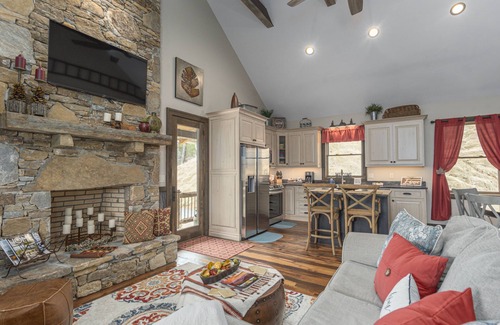 Waynesville Maison | Cedar Cliff Cabin at Rivers Edge Rentals. Luxurious reclaimed 125 year old cabin