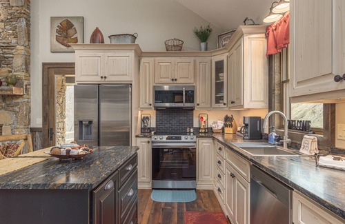 Waynesville Maison | Cedar Cliff Cabin at Rivers Edge Rentals. Luxurious reclaimed 125 year old cabin