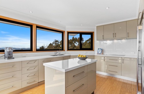 Blackmans Bay Maison | Cedar Cottages Blackmans Bay
