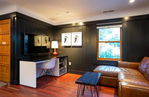 Homewood Maison | Cedar Crest - Woodpecker Cottage 7