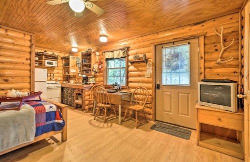 Davis Maison | Cedar Falls Cabin Nestled by Honey Creek