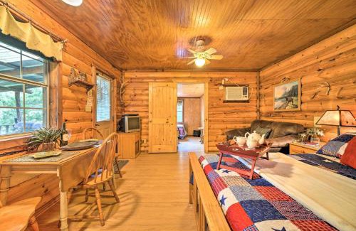 Davis Maison | Cedar Falls Cabin Nestled by Honey Creek