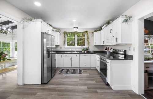 Valois Maison | Cedar Grove Cottage: garden paradise on Seneca Lake wine trail