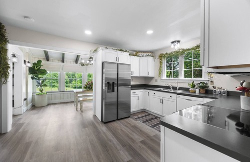 Valois Maison | Cedar Grove Cottage: garden paradise on Seneca Lake wine trail