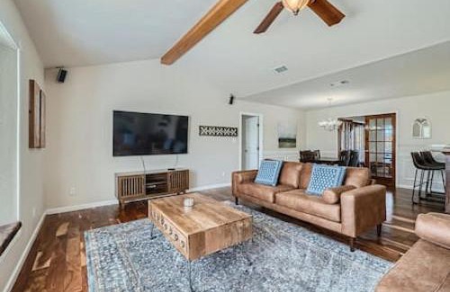 Cedar Creek Maison | Cedar Hill Ranch and Country Retreat for Large Groups