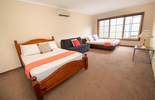 Burwood East Maison | Cedar Holiday House - NetflixParkingWifi, Boutiques 24h / 24