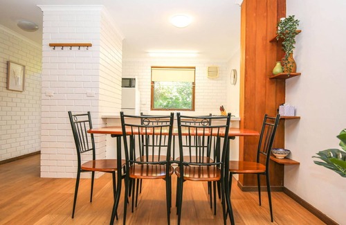 Bright Appartement | CEDAR HOLIDAY UNITS - APARTMENT 3: Bright