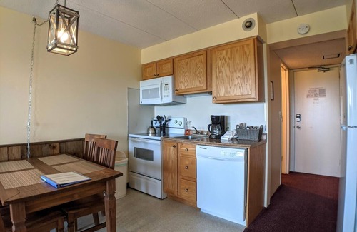 Weirs Beach Copropriété | Cedar Lodge 202. 1 bedroom condo with Lake Winni views!