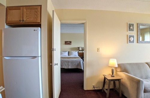 Weirs Beach Copropriété | Cedar Lodge 202. 1 bedroom condo with Lake Winni views!