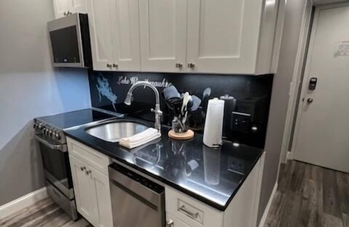 Weirs Beach Copropriété | Cedar Lodge 302. 1 bedroom condo with Lake Winni views!
