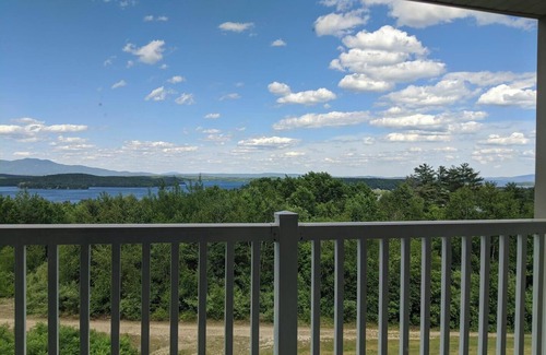 Weirs Beach Copropriété | Cedar Lodge 305. 2 bedroom condo with Lake Winni views!