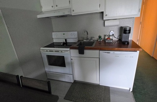 Weirs Beach Appartement | Cedar Lodge Condo Balcony and Full Kitchen