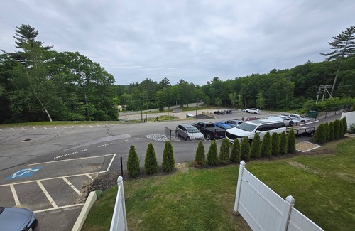 Weirs Beach Appartement | Cedar Lodge Condo Balcony and Full Kitchen