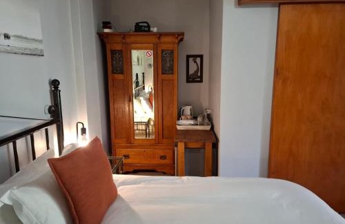 Robertson Maison | Cedar Lodge Guest House