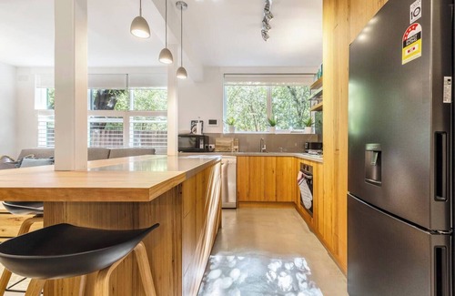St Kilda Appartement | Cedar Loft Contemporary Comfort in Leafy St Kilda
