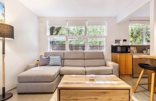 St Kilda Appartement | Cedar Loft Contemporary Comfort in Leafy St Kilda