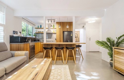 St Kilda Appartement | Cedar Loft Contemporary Comfort in Leafy St Kilda
