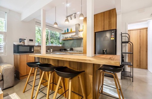 St Kilda Appartement | Cedar Loft Contemporary Comfort in Leafy St Kilda