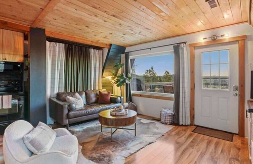 Evergreen Chalet De Ski | Cedar Mountain Lodge | Hot Tub, Views & Wildlife