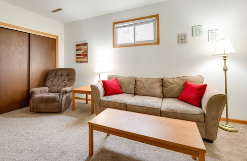 Southwest Area Appartement | Cedar Rapids Vacation Rental: 2 Mi to Downtown!