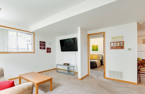Southwest Area Appartement | Cedar Rapids Vacation Rental: 2 Mi to Downtown!