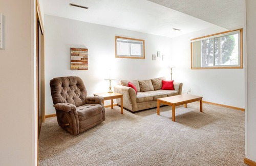 Southwest Area Appartement | Cedar Rapids Vacation Rental: 2 Mi to Downtown!