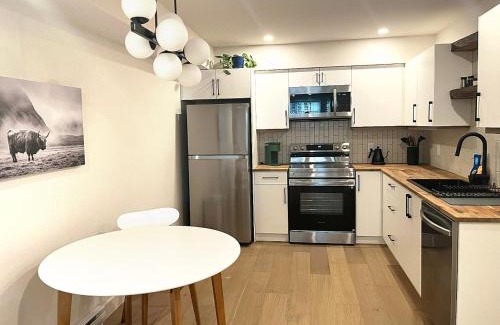 Victoria Appartement | Cedar & Sage Suite - Kitchen & Comfort in Langford