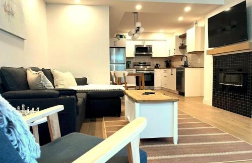 Victoria Appartement | Cedar & Sage Suite - Kitchen & Comfort in Langford