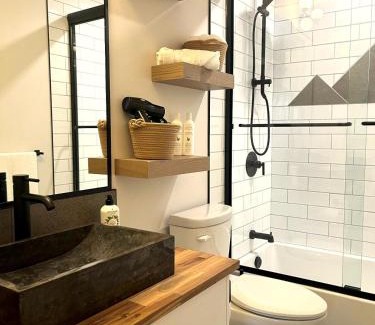 Victoria Appartement | Cedar & Sage Suite - Kitchen & Comfort in Langford