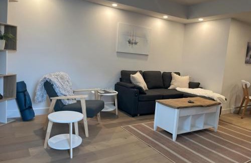 Victoria Appartement | Cedar & Sage Suite - Kitchen & Comfort in Langford