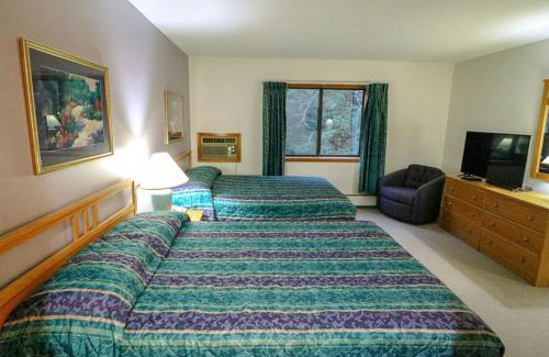 West Bridgewater Hôtel | Cedarbrook Two Double bed Standard Hotel room 118