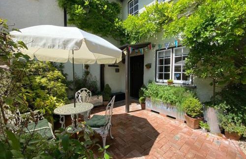 Combpyne Maison | Cedra Cottage - Vintage Country Hideaway