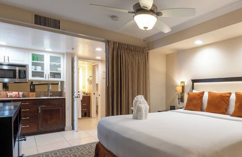 Coronado Station Balnéaire | Celebrate winter holidays at the lovely, warm, welcoming Coronado Beach Resort!