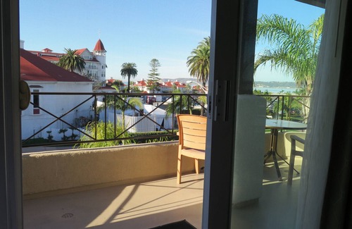 Coronado Station Balnéaire | Celebrate winter holidays at the lovely, warm, welcoming Coronado Beach Resort!
