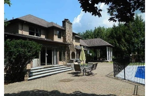 Stroudsburg Maison | Center Hall Colonial Villa in the Heart of Poconos