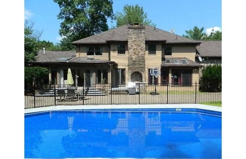 Stroudsburg Maison | Center Hall Colonial Villa in the Heart of Poconos