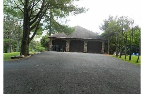 Stroudsburg Maison | Center Hall Colonial Villa in the Heart of Poconos