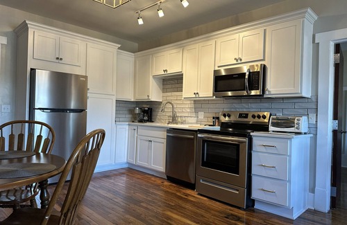 Hickman Appartement | Centerville's Charming Town Square, Cozy Apartment in unique Historic Building