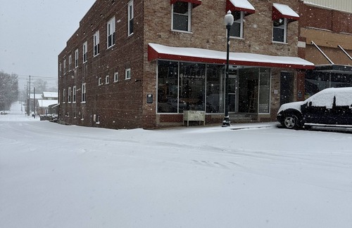 Hickman Appartement | Centerville's Charming Town Square, Cozy Apartment in unique Historic Building