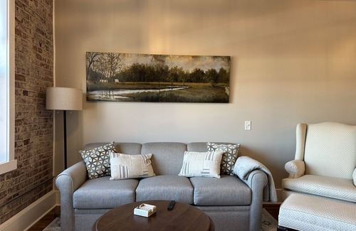 Hickman Appartement | Centerville's Charming Town Square, Cozy Apartment in unique Historic Building