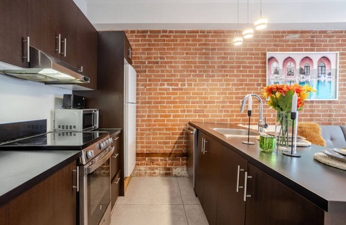 Downtown Montreal Appartement | Central 2BDR Condo on Bishop-Vibe Central MTL ZW4