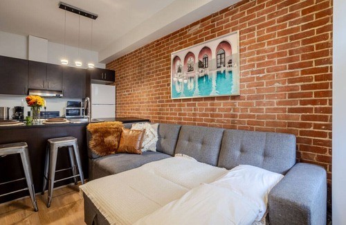 Downtown Montreal Appartement | Central 2BDR Condo on Bishop-Vibe Central MTL ZW4