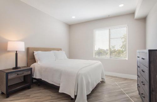 La Brea Hôtel | Central 2Bedroom 5 mins To Grove with Pool & Free Parking