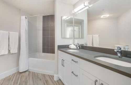 La Brea Hôtel | Central 2Bedroom 5 mins To Grove with Pool & Free Parking