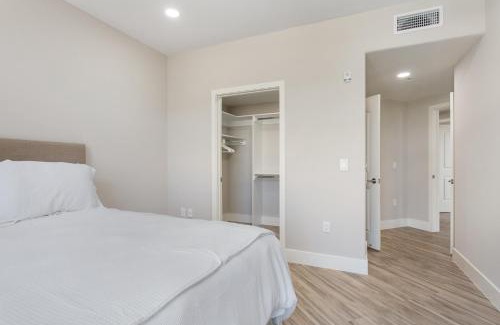 La Brea Hôtel | Central 2Bedroom 5 mins To Grove with Pool & Free Parking
