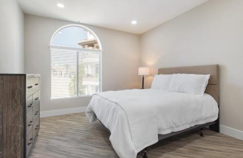 La Brea Hôtel | Central 2Bedroom 5 mins To Grove with Pool & Free Parking