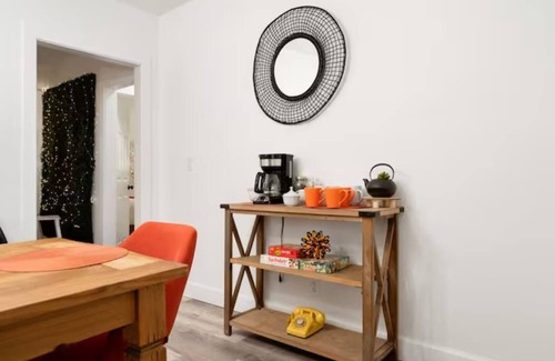 Southeastern Sacramento Maison | Central 2BR, 1BA & Arcade Crib in the heart of Sac